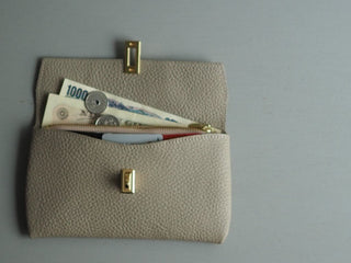 ターンロックフラップロングウォレット - DROPS TOKYO - カフェラテ -