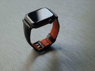 艶めく漆黒Apple Watch レザーバンド - DROPS TOKYO