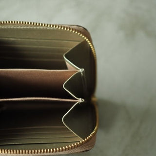 【新色】Square Around fastener wallet｜ 彩りが織りなす上質な日常 - DROPS TOKYO - エトープ × シャンパンゴールド - 
