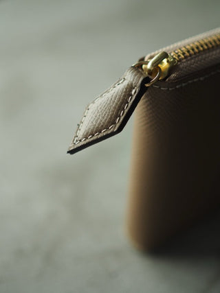 【新色】Square Around fastener wallet｜ 彩りが織りなす上質な日常 - DROPS TOKYO - エトープ × シャンパンゴールド - 