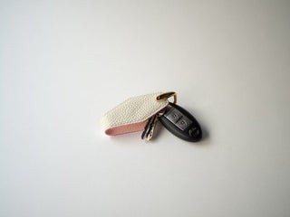 【 春限定 】ダイヤモンドシェイプ　キーケース　ホワイト×サクラ　プチギフト イニシャル刻印　名入れ可 - DROPS TOKYO -  - S - 