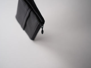 やわらかレザーティッシュポーチ - DROPS TOKYO -  - ブラック×ダークエタン（ブラックファスナー） - 