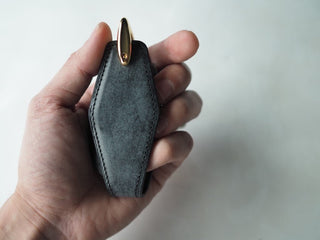 【予約】ダイヤモンドシェイプキーケース　ノワール 　ワックスドブルームフルベジタブルタンニンレザー - DROPS TOKYO - S - 