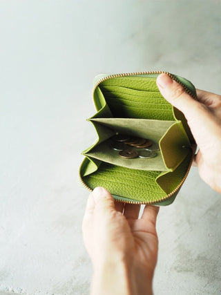 【新色】Square Around fastener wallet｜ 彩りが織りなす上質な日常 - DROPS TOKYO - ライムグリーン × クレ - 